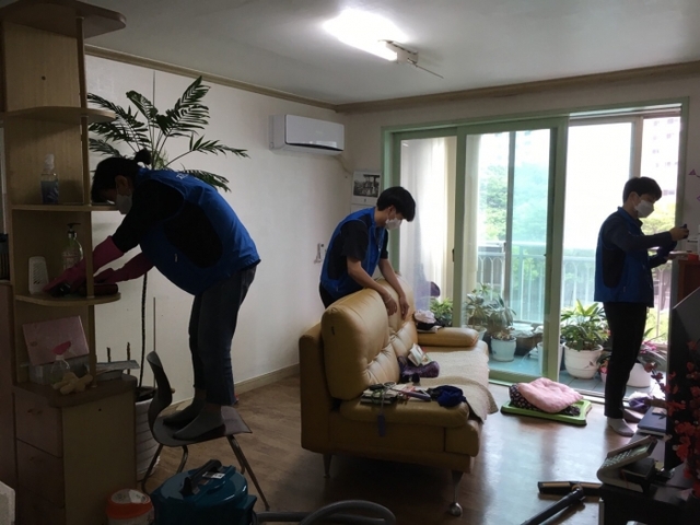 ▲ 영통1동과 삼성에스원NC봉사단이 저소득 독거어르신 가정을 방문해 대청소를 하고 있다. 영통1동