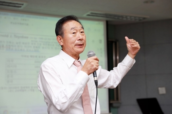 원아시아재단 사토 요지 이사장이 특강을 하고 있다. 삼육대학교