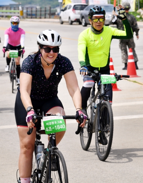 1일 오전 연천공설운동장~강원도 철원공설운동장 구간에서 진행된 ‘2019 tour de DMZ’ 행사에 참가한 2천 여명의 자전거동호인들이 푸른 자연을 만끽하며 민통선 지역을 질주하고 있다. 이번 행사는 경기도, 강원도, 연천군, 철원군 공동주최, 경기관광공사, 경기일보, 강원도민일보가 공동주관했다. 김시범기자