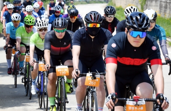 1일 오전 연천공설운동장~강원도 철원공설운동장 구간에서 진행된 ‘2019 tour de DMZ’ 행사에 참가한 2천 여명의 자전거동호인들이 푸른 자연을 만끽하며 민통선 지역을 질주하고 있다. 이번 행사는 경기도, 강원도, 연천군, 철원군 공동주최, 경기관광공사, 경기일보, 강원도민일보가 공동주관했다. 김시범기자