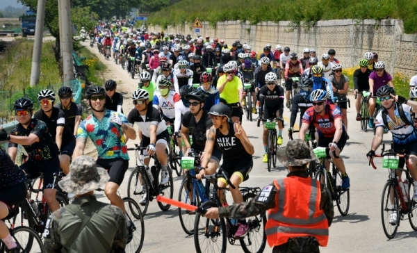 1일 오전 연천공설운동장~강원도 철원공설운동장 구간에서 진행된 ‘2019 tour de DMZ’ 행사에 참가한 2천 여명의 자전거동호인들이 푸른 자연을 만끽하며 민통선 지역을 질주하고 있다. 이번 행사는 경기도, 강원도, 연천군, 철원군 공동주최, 경기관광공사, 경기일보, 강원도민일보가 공동주관했다. 김시범기자