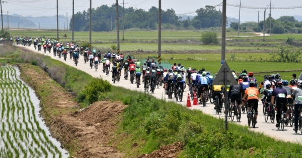 1일 오전 연천공설운동장~강원도 철원공설운동장 구간에서 진행된 ‘2019 tour de DMZ’ 행사에 참가한 2천 여명의 자전거동호인들이 푸른 자연을 만끽하며 민통선 지역을 질주하고 있다. 이번 행사는 경기도, 강원도, 연천군, 철원군 공동주최, 경기관광공사, 경기일보, 강원도민일보가 공동주관했다. 김시범기자