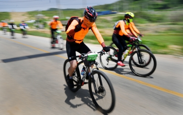 1일 오전 연천공설운동장~강원도 철원공설운동장 구간에서 진행된 ‘2019 tour de DMZ’ 행사에 참가한 2천 여명의 자전거동호인들이 푸른 자연을 만끽하며 민통선 지역을 질주하고 있다. 이번 행사는 경기도, 강원도, 연천군, 철원군 공동주최, 경기관광공사, 경기일보, 강원도민일보가 공동주관했다. 김시범기자