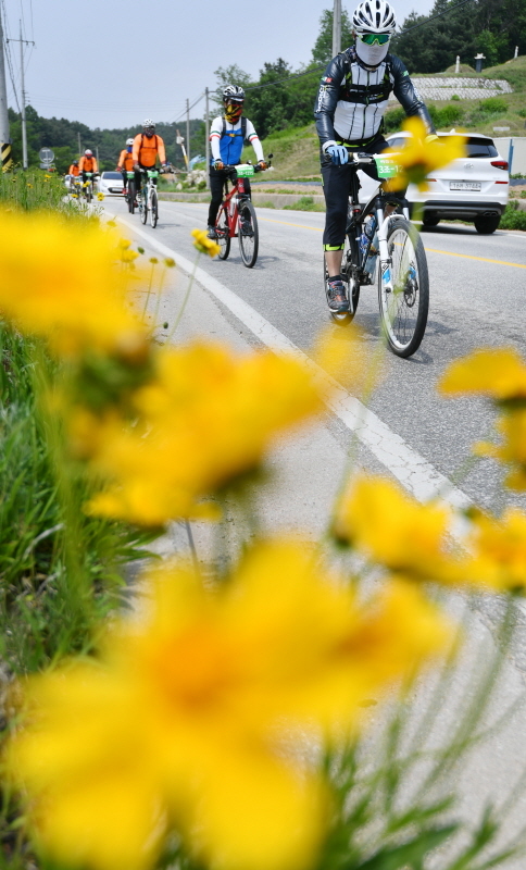 1일 오전 연천공설운동장~강원도 철원공설운동장 구간에서 진행된 ‘2019 tour de DMZ’ 행사에 참가한 2천 여명의 자전거동호인들이 푸른 자연을 만끽하며 민통선 지역을 질주하고 있다. 이번 행사는 경기도, 강원도, 연천군, 철원군 공동주최, 경기관광공사, 경기일보, 강원도민일보가 공동주관했다. 김시범기자