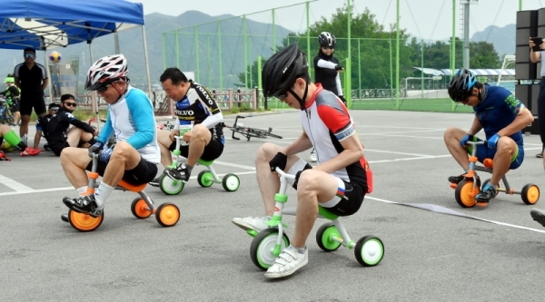 1일 오전 연천공설운동장~강원도 철원공설운동장 구간에서 진행된 ‘2019 tour de DMZ’ 행사에 참가한 자전거동호인들이 코스를 완주한 후 세발자전거 게임 등을 즐기고 있다. 이번 행사는 경기도, 강원도, 연천군, 철원군 공동주최, 경기관광공사, 경기일보, 강원도민일보가 공동주관했다. 김시범기자