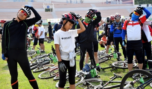 1일 연천군 연천공설운동장에서 열린 ‘2019 투르 드 디엠지(Tour de DMZ)’에서 참가자들이 추랄에 앞서 준비운동을하고 있다. 2019 투르 드 디엠지 참가자들은 연천공설운동장을 출발해 중부전선 DMZ를 따라 강원도 철원공설운동장까지 56㎞를 달렸다.전형민기자