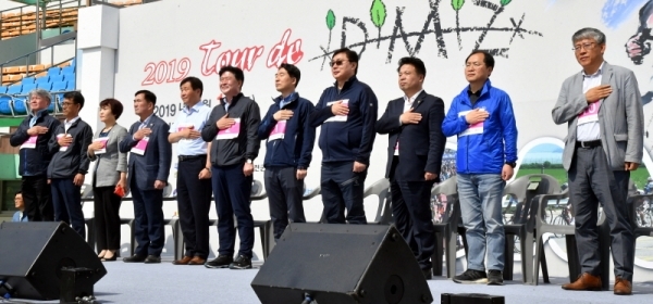 1일 연천군 공설운동장에서 열린 ‘2019 투르 드 디엠지(Tour de DMZ)’에서 이화영 경기도 평화부지사, 김성호 강원도 행정부지사, 김광철 연천군수, 허윤 철원부군수, 최종식 경기일보 기획관리이사 등 참석 내빈들이 출발버틈을 누르고 있다.전형민기자