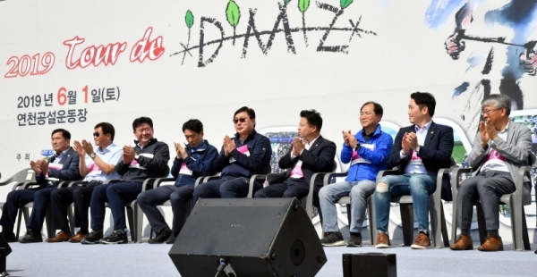 1일 연천군 공설운동장에서 열린 ‘2019 투르 드 디엠지(Tour de DMZ)’에서 이화영 경기도 평화부지사, 김성호 강원도 행정부지사, 김광철 연천군수, 허윤 철원부군수, 최종식 경기일보 기획관리이사 등 참석 내빈들이 박수를 치고 있다.전형민기자