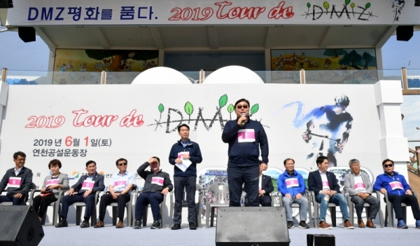 1일 연천군 공설운동장에서 열린 ‘2019 투르 드 디엠지(Tour de DMZ)’에서 이화영 경기도 평화부지사가 인사말을 하고 있다.전형민기자