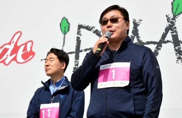 1일 연천군 공설운동장에서 열린 ‘2019 투르 드 디엠지(Tour de DMZ)’에서 이화영 경기도 평화부지사가 인사말을 하고 있다.전형민기자