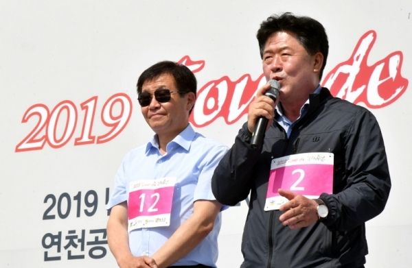 1일 연천군 공설운동장에서 열린 ‘2019 투르 드 디엠지(Tour de DMZ)’에서 김광철 연천군수가 인사말을 하고 있다.전형민기자