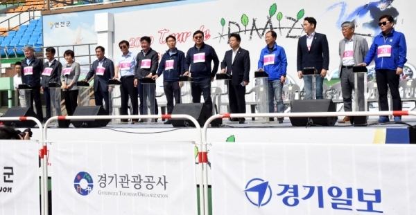 1일 연천군 공설운동장에서 열린 ‘2019 투르 드 디엠지(Tour de DMZ)’에서 이화영 경기도 평화부지사, 김성호 강원도 행정부지사, 김광철 연천군수, 허윤 철원부군수, 최종식 경기일보 기획관리이사 등 참석 내빈들이 출발버틈을 누르고 있다.전형민기자