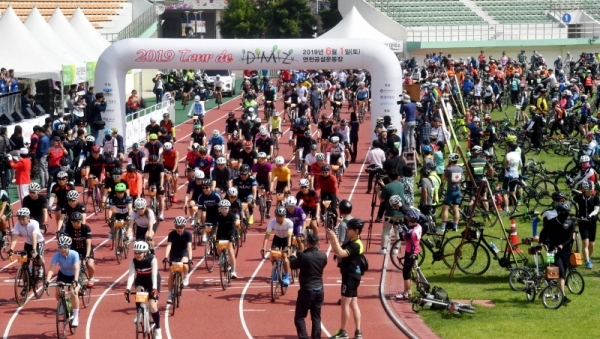 1일 연천군 연천공설운동장에서 열린 ‘2019 투르 드 디엠지(Tour de DMZ)’에서 참가자들이 힘차게 출발하고 있다. 2019 투르 드 디엠지 참가자들은 연천공설운동장을 출발해 중부전선 DMZ를 따라 강원도 철원공설운동장까지 56㎞를 달렸다.전형민기자
