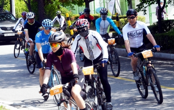 1일 연천군 연천공설운동장에서 열린 ‘2019 투르 드 디엠지(Tour de DMZ)’에서 참가자들이 힘찬 레이스를 펼치고 있다. 2019 투르 드 디엠지 참가자들은 연천공설운동장을 출발해 중부전선 DMZ를 따라 강원도 철원공설운동장까지 56㎞를 달렸다.전형민기자