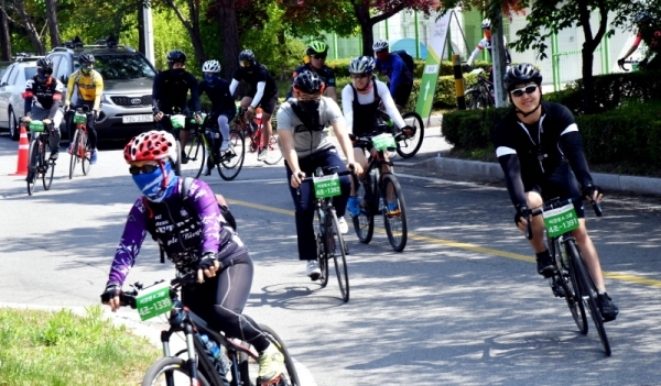 1일 연천군 연천공설운동장에서 열린 ‘2019 투르 드 디엠지(Tour de DMZ)’에서 참가자들이 힘찬 레이스를 펼치고 있다. 2019 투르 드 디엠지 참가자들은 연천공설운동장을 출발해 중부전선 DMZ를 따라 강원도 철원공설운동장까지 56㎞를 달렸다.전형민기자