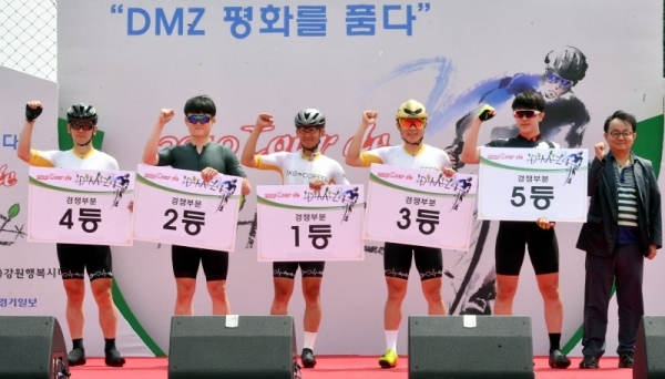 1일  철원공설운동장에서 열린 ‘2019 투르 드 디엠지(Tour de DMZ)’시상식에서 남자 경쟁부문 입상자에 대한 시상을 하고 있다. 2019 투르 드 디엠지 참가자들은 연천공설운동장을 출발해 중부전선 DMZ를 따라 강원도 철원공설운동장까지 56㎞를 달렸다.전형민기자