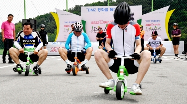 ‘2019 투르 드 디엠지(Tour de DMZ)’가 열린 1일  연천공설운동장을 출발한 참가자들이 철원공설운동장에 도착해 미니자전거 경기를 하고 있다. 2019 투르 드 디엠지 참가자들은 연천공설운동장을 출발해 중부전선 DMZ를 따라 강원도 철원공설운동장까지 56㎞를 달렸다.전형민기자