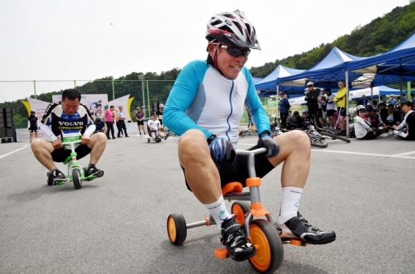 ‘2019 투르 드 디엠지(Tour de DMZ)’가 열린 1일  연천공설운동장을 출발한 참가자들이 철원공설운동장에 도착해 미니자전거 경기를 하고 있다. 2019 투르 드 디엠지 참가자들은 연천공설운동장을 출발해 중부전선 DMZ를 따라 강원도 철원공설운동장까지 56㎞를 달렸다.전형민기자