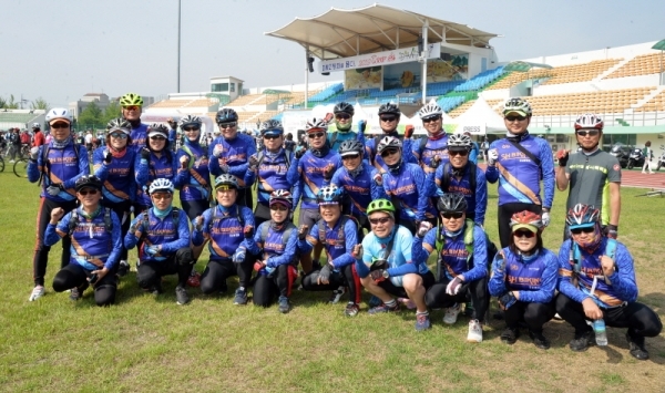 '2019 tour de DMZ' 가 경기도와 강원도 공동 주최로  열린 1일 연천군 연천공설운동장에서 최다 인원 참가팀인 SH BIKING 팀이 기념촬영을 하고 있다. 연천공설운동장부터 DMZ 평화문화광장, 철원공설운동장까지 총 54km의 코스를 한반도의 평화와 통일을 염원하며 주행했다. 윤원규기자