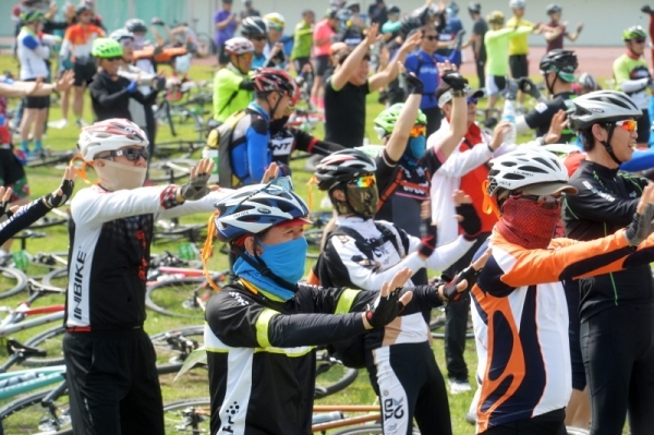'2019 tour de DMZ' 가 경기도와 강원도 공동 주최로  열린 1일 연천군 연천공설운동장에서 참가자들이 준비운동을 하고 있다. 연천공설운동장부터 DMZ 평화문화광장, 철원공설운동장까지 총 54km의 코스를 한반도의 평화와 통일을 염원하며 주행했다. 윤원규기자