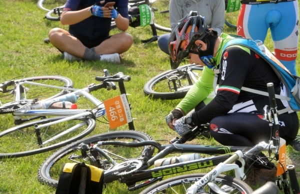 '2019 tour de DMZ' 가 경기도와 강원도 공동 주최로  열린 1일 연천군 연천공설운동장에서 참가자가 자전거를 정렬하고 대회를 준비하고 있다. 연천공설운동장부터 DMZ 평화문화광장, 철원공설운동장까지 총 54km의 코스를 한반도의 평화와 통일을 염원하며 주행했다. 윤원규기자