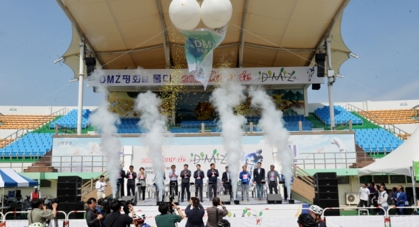 '2019 tour de DMZ' 가 경기도와 강원도 공동 주최로  열린 1일 연천군 연천공설운동장에서 이화영 경기도 평화부지사, 김성호 강원도 행정부지사, 김광철 연천군수, 허윤 철원부군수, 최종식 경기일보 기획관리이사 등 내빈들이 기념퍼포먼스를 하고 있다. 연천공설운동장부터 DMZ 평화문화광장, 철원공설운동장까지 총 54km의 코스를 한반도의 평화와 통일을 염원하며 주행했다. 윤원규기자