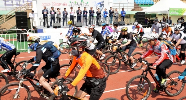 '2019 tour de DMZ' 가 경기도와 강원도 공동 주최로  열린 1일 연천군 연천공설운동장에서 참가자들이 일제히 출발하고 있다. 연천공설운동장부터 DMZ 평화문화광장, 철원공설운동장까지 총 54km의 코스를 한반도의 평화와 통일을 염원하며 주행했다. 윤원규기자