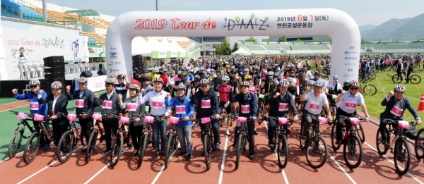 '2019 tour de DMZ' 가 경기도와 강원도 공동 주최로  열린 1일 연천군 연천공설운동장에서 참가자들이 자전거를 정렬해두고 대회를 준비하고 있다. 연천공설운동장부터 DMZ 평화문화광장, 철원공설운동장까지 총 54km의 코스를 한반도의 평화와 통일을 염원하며 주행했다. 윤원규기자
