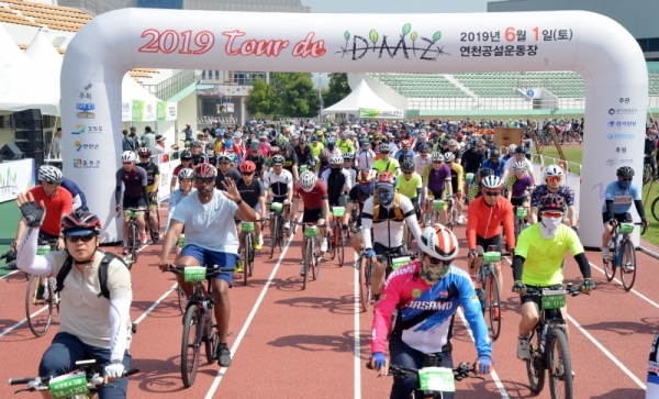 '2019 tour de DMZ' 가 경기도와 강원도 공동 주최로  열린 1일 연천군 연천공설운동장에서 참가자들이 일제히 출발하고 있다. 연천공설운동장부터 DMZ 평화문화광장, 철원공설운동장까지 총 54km의 코스를 한반도의 평화와 통일을 염원하며 주행했다. 윤원규기자