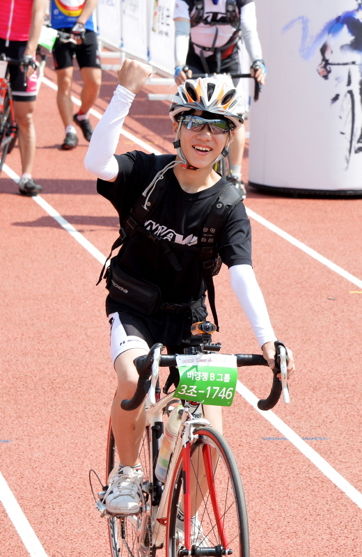 '2019 tour de DMZ' 가 경기도와 강원도 공동 주최로  열린 1일 연천군 연천공설운동장에서 어린 참가자가 웃으며 출발하고 있다. 연천공설운동장부터 DMZ 평화문화광장, 철원공설운동장까지 총 54km의 코스를 한반도의 평화와 통일을 염원하며 주행했다. 윤원규기자