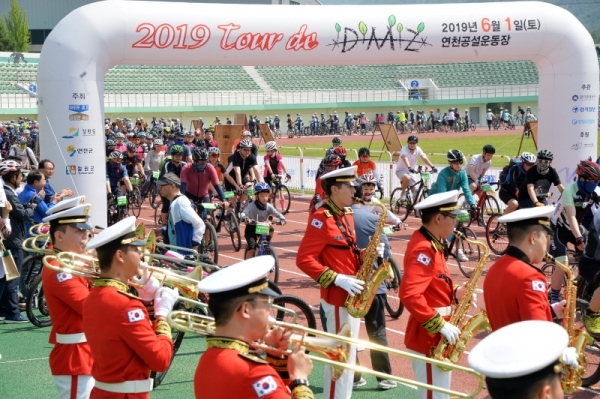'2019 tour de DMZ' 가 경기도와 강원도 공동 주최로  열린 1일 연천군 연천공설운동장에서 참가자들이 레이스를 출발하고 있다. 연천공설운동장부터 DMZ 평화문화광장, 철원공설운동장까지 총 54km의 코스를 한반도의 평화와 통일을 염원하며 주행했다. 윤원규기자