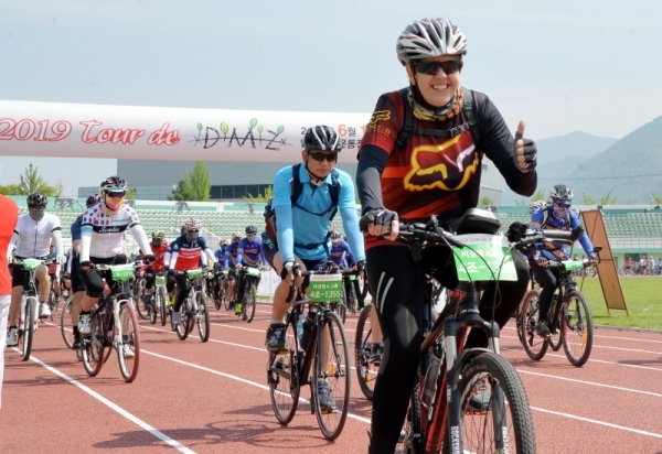 '2019 tour de DMZ' 가 경기도와 강원도 공동 주최로  열린 1일 연천군 연천공설운동장에서 외국인 참가자들이 레이스를 출발하고 있다. 연천공설운동장부터 DMZ 평화문화광장, 철원공설운동장까지 총 54km의 코스를 한반도의 평화와 통일을 염원하며 주행했다. 윤원규기자