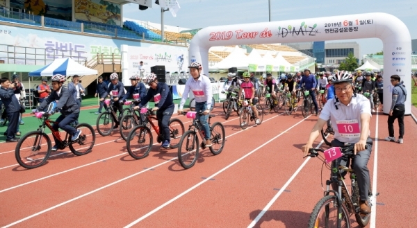 '2019 tour de DMZ' 가 경기도와 강원도 공동 주최로  열린 1일 연천군 연천공설운동장에서 이화영 평화부지사, 최종식 경기일보 기획상무이사 등 내빈들과 참가자들이 라이딩을하고 있다 . 연천공설운동장부터 DMZ 평화문화광장, 철원공설운동장까지 총 54km의 코스를 한반도의 평화와 통일을 염원하며 주행했다. 윤원규기자