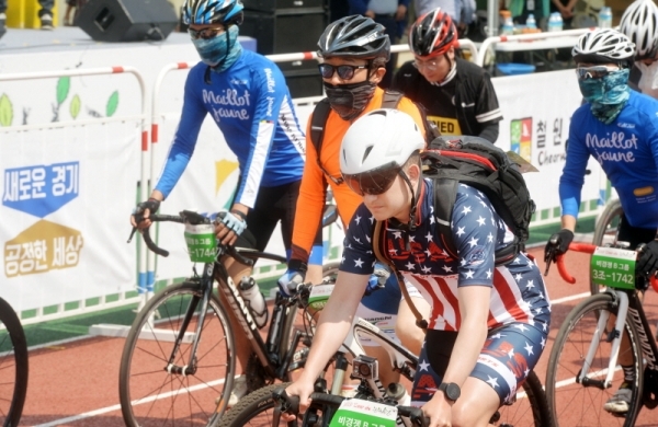 '2019 tour de DMZ' 가 경기도와 강원도 공동 주최로  열린 1일 연천군 연천공설운동장에서 참가자들이 레이스를 출발하고 있다.연천공설운동장부터 DMZ 평화문화광장, 철원공설운동장까지 총 54km의 코스를 한반도의 평화와 통일을 염원하며 주행했다. 윤원규기자