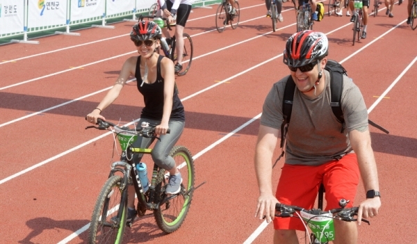 '2019 tour de DMZ' 가 경기도와 강원도 공동 주최로  열린 1일 연천군 연천공설운동장에서 외국인 참가자들이 레이스를 출발하고 있다.연천공설운동장부터 DMZ 평화문화광장, 철원공설운동장까지 총 54km의 코스를 한반도의 평화와 통일을 염원하며 주행했다. 윤원규기자