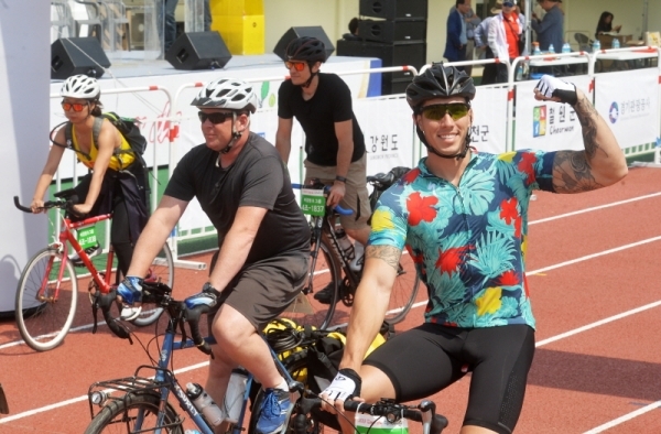 '2019 tour de DMZ' 가 경기도와 강원도 공동 주최로  열린 1일 연천군 연천공설운동장에서 외국인 참가자들이 레이스를 출발하고 있다.연천공설운동장부터 DMZ 평화문화광장, 철원공설운동장까지 총 54km의 코스를 한반도의 평화와 통일을 염원하며 주행했다. 윤원규기자