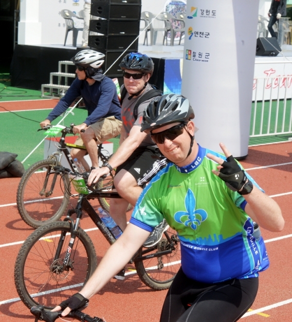 '2019 tour de DMZ' 가 경기도와 강원도 공동 주최로  열린 1일 연천군 연천공설운동장에서 외국인 참가자들이 레이스를 출발하고 있다.연천공설운동장부터 DMZ 평화문화광장, 철원공설운동장까지 총 54km의 코스를 한반도의 평화와 통일을 염원하며 주행했다. 윤원규기자