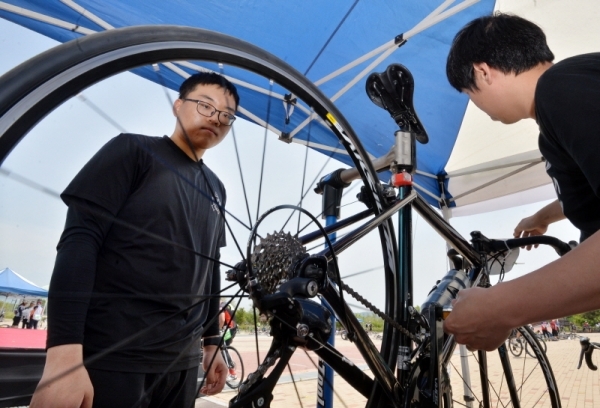 '2019 tour de DMZ' 가 경기도와 강원도 공동 주최로  열린 1일 철원군 DMZ 평화문화광장에서 참가자가 자전거 점검을 받고 있다. 연천공설운동장부터 DMZ 평화문화광장, 철원공설운동장까지 총 54km의 코스를 한반도의 평화와 통일을 염원하며 주행했다. 윤원규기자
