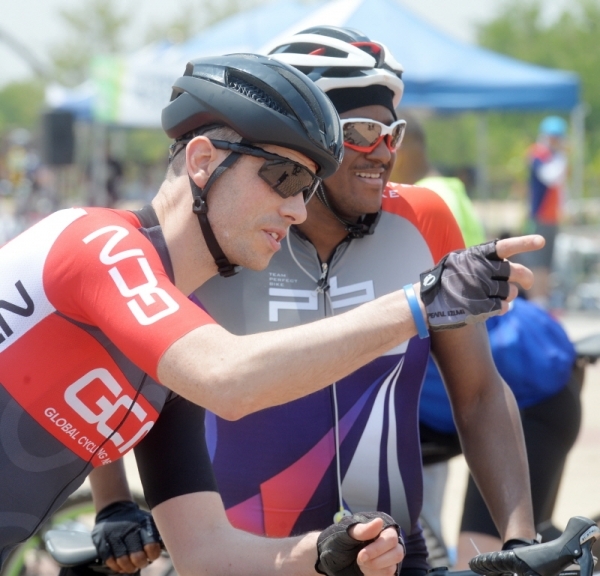 '2019 tour de DMZ' 가 경기도와 강원도 공동 주최로  열린 1일 철원군 DMZ 평화문화광장에서 외국인 참가자들이 웃으며 대화하고 있다. 연천공설운동장부터 DMZ 평화문화광장, 철원공설운동장까지 총 54km의 코스를 한반도의 평화와 통일을 염원하며 주행했다. 윤원규기자