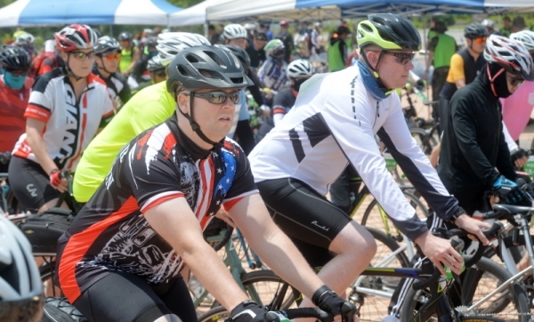 '2019 tour de DMZ' 가 경기도와 강원도 공동 주최로  열린 1일 철원군 DMZ 평화문화광장에서 외국인 참가자들이 2차레이스를 출발하고 있다. 연천공설운동장부터 DMZ 평화문화광장, 철원공설운동장까지 총 54km의 코스를 한반도의 평화와 통일을 염원하며 주행했다. 윤원규기자