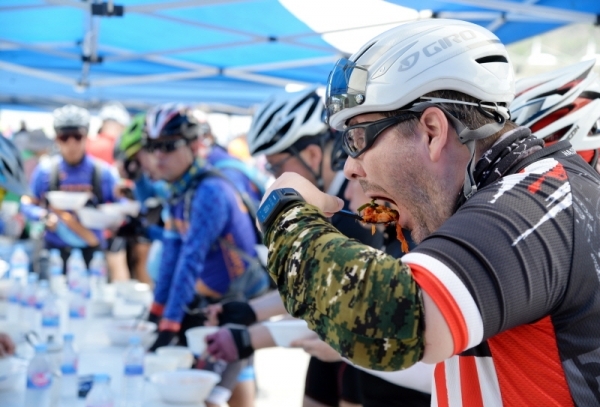 '2019 tour de DMZ' 가 경기도와 강원도 공동 주최로  열린 1일 철원군 철원공설운동장에서 대회를 끝낸 외국인 참가자가 비빔밥을 먹고 있다.  연천공설운동장부터 DMZ 평화문화광장, 철원공설운동장까지 총 54km의 코스를 한반도의 평화와 통일을 염원하며 주행했다. 윤원규기자