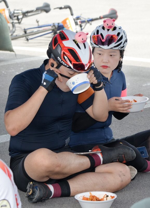 '2019 tour de DMZ' 가 경기도와 강원도 공동 주최로  열린 1일 연천군 연천공설운동장에서 참가자들이 자전거를 정렬해두고 대회를 준비하고 있다. 연천공설운동장부터 DMZ 평화문화광장, 철원공설운동장까지 총 54km의 코스를 한반도의 평화와 통일을 염원하며 주행했다. 윤원규기자