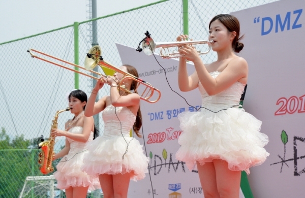 '2019 tour de DMZ' 가 경기도와 강원도 공동 주최로  열린 1일 철원군 철원공설운동장에서 대회를 끝낸 참가자들을 위해 금관악기 연주팀이 공연을 펼치고 있다.  연천공설운동장부터 DMZ 평화문화광장, 철원공설운동장까지 총 54km의 코스를 한반도의 평화와 통일을 염원하며 주행했다. 윤원규기자