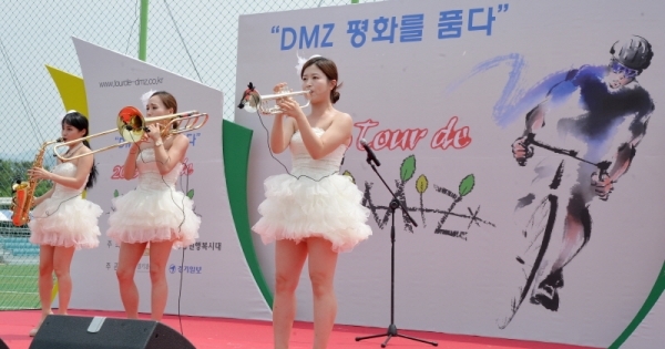 '2019 tour de DMZ' 가 경기도와 강원도 공동 주최로  열린 1일 철원군 철원공설운동장에서 대회를 끝낸 참가자들을 위해 금관악기 연주팀이 공연을 펼치고 있다.  연천공설운동장부터 DMZ 평화문화광장, 철원공설운동장까지 총 54km의 코스를 한반도의 평화와 통일을 염원하며 주행했다. 윤원규기자