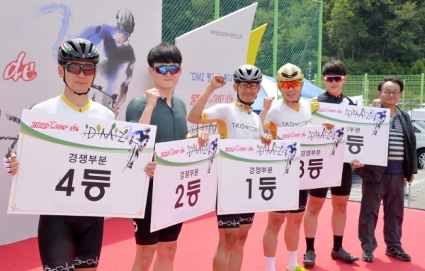 '2019 tour de DMZ' 가 경기도와 강원도 공동 주최로  열린 1일 철원군 철원공설운동장에서 경쟁부문 남자 수상자들이 기념촬영을 하고 있다. 연천공설운동장부터 DMZ 평화문화광장, 철원공설운동장까지 총 54km의 코스를 한반도의 평화와 통일을 염원하며 주행했다. 윤원규기자
