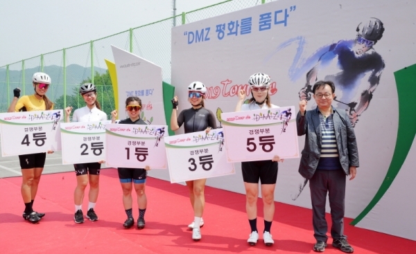 '2019 tour de DMZ' 가 경기도와 강원도 공동 주최로  열린 1일 철원군 철원공설운동장에서 경쟁부문 여자 수상자들이 기념촬영을 하고 있다.  연천공설운동장부터 DMZ 평화문화광장, 철원공설운동장까지 총 54km의 코스를 한반도의 평화와 통일을 염원하며 주행했다. 윤원규기자