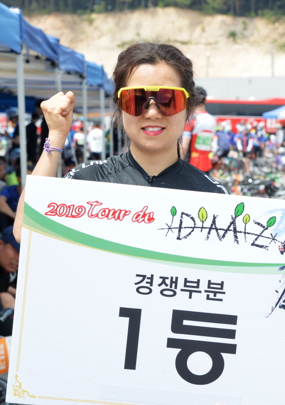 '2019 tour de DMZ' 가 경기도와 강원도 공동 주최로  열린 1일 철원군 철원공설운동장에서 경쟁부문 여자 1등 수상자가 기념촬영을 하고 있다.  연천공설운동장부터 DMZ 평화문화광장, 철원공설운동장까지 총 54km의 코스를 한반도의 평화와 통일을 염원하며 주행했다. 윤원규기자