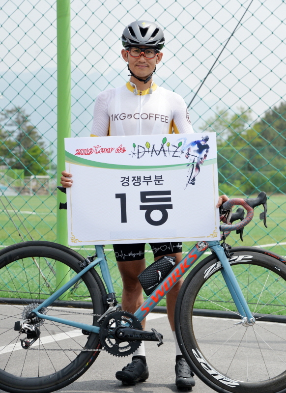 '2019 tour de DMZ' 가 경기도와 강원도 공동 주최로  열린 1일 철원군 철원공설운동장에서 경쟁부문 남자 1등 수상자가 기념촬영을 하고 있다. 연천공설운동장부터 DMZ 평화문화광장, 철원공설운동장까지 총 54km의 코스를 한반도의 평화와 통일을 염원하며 주행했다. 윤원규기자