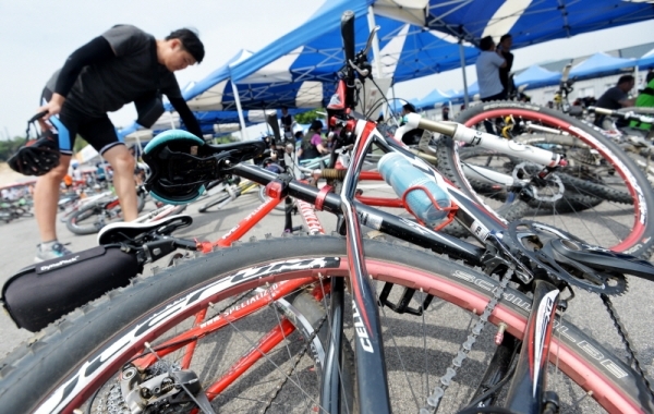 '2019 tour de DMZ' 가 경기도와 강원도 공동 주최로  열린 1일 철원군 철원공설운동장에서 참가자들이 자전거를 정렬하며 휴식을 취하고 있다. 연천공설운동장부터 DMZ 평화문화광장, 철원공설운동장까지 총 54km의 코스를 한반도의 평화와 통일을 염원하며 주행했다. 윤원규기자