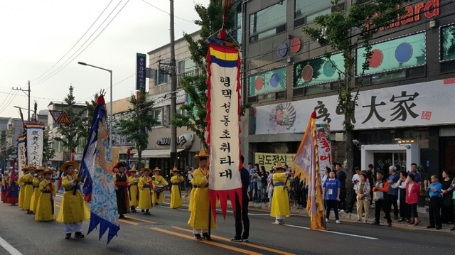 ‘평택소리樂 축제’에 참여한 성동초등학교 취타대 학생들이 거리 퍼레이드를 하고 있다.